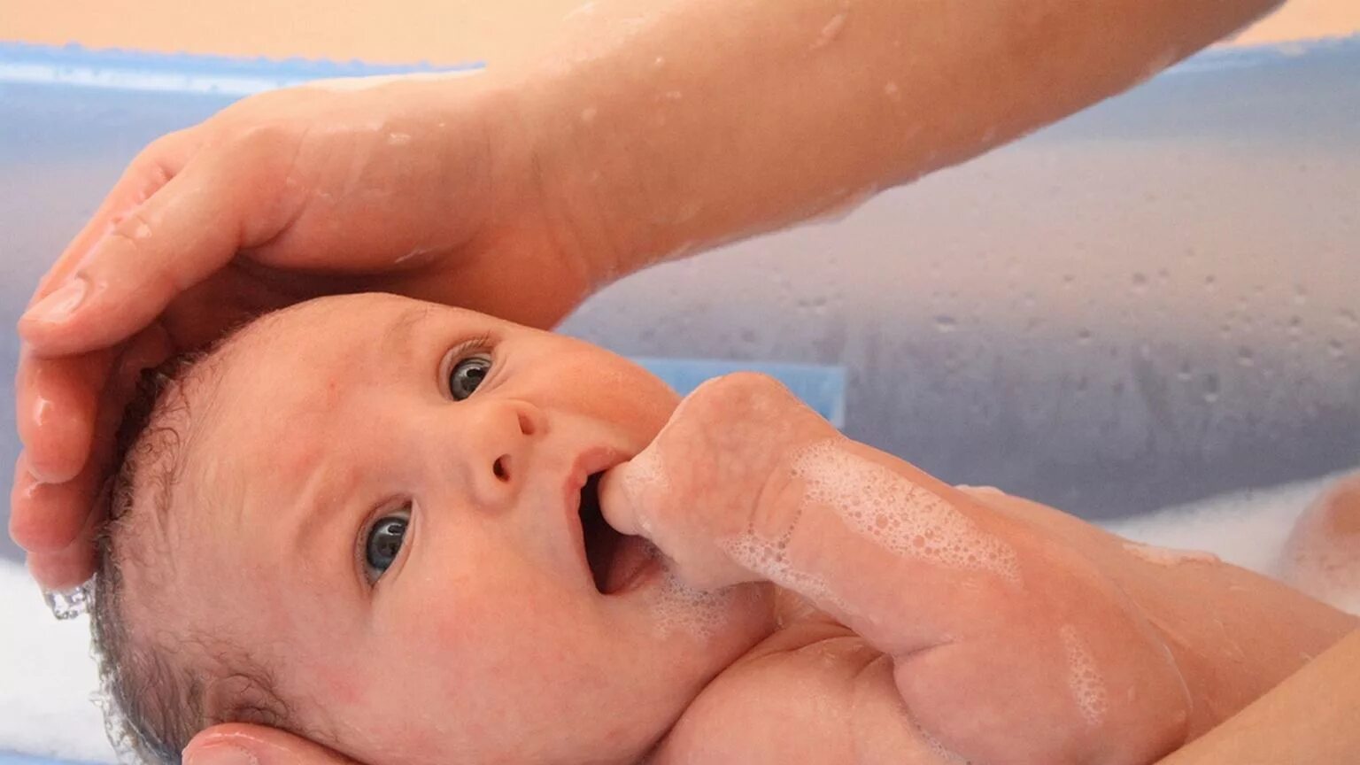 Температура воды для купания новорожденного. Купание новорожденного мальчика. Купание новорожденного под краном. Мытье новорожденного. Ребенок после купания.