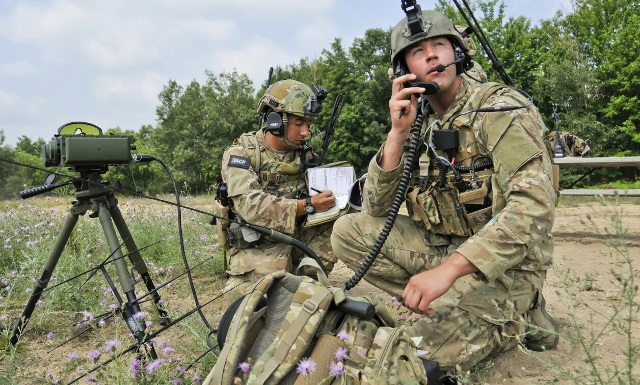 Soldiers radio. Военная рация. Военная разведка США. Военная антенна. Radio communication Military.