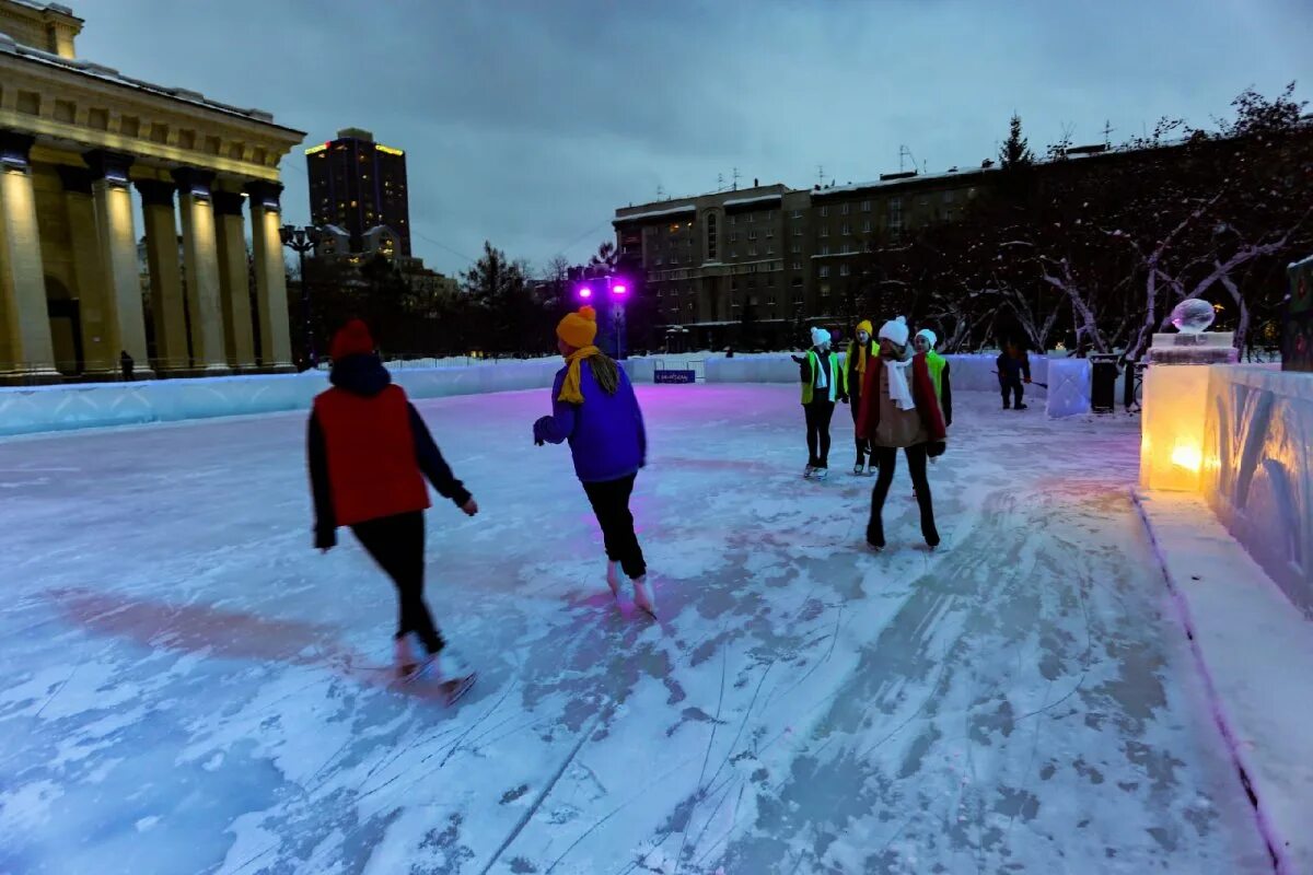Каток у новата новосибирск. Каток на михайловской набережной новосибирск. Каток новосибирск 2021. Круглосуточный каток новосибирск. Каток на площади ленина новосибирск.