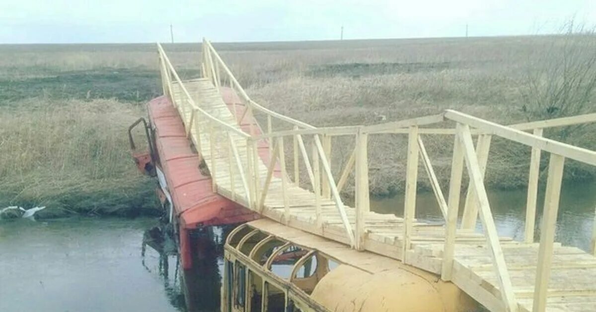 Я строил этот мост чтобы не. Смешной мост. мост из автобусов. плохой мост. самый смешной мост.