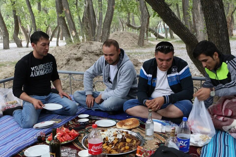 Булени поен. Район Душанбе Варзоб. Район Варзоб Таджикистан. Таджикабадский район. Таджики отдыхают.