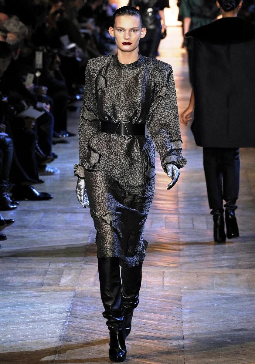 Коллекция ив сен лоран 2022. Ив сен лоран модельер. Вечерние платья ив сен лоран. Ив сен лоран стефано пилати. Yves saint laurent сафари подиум.