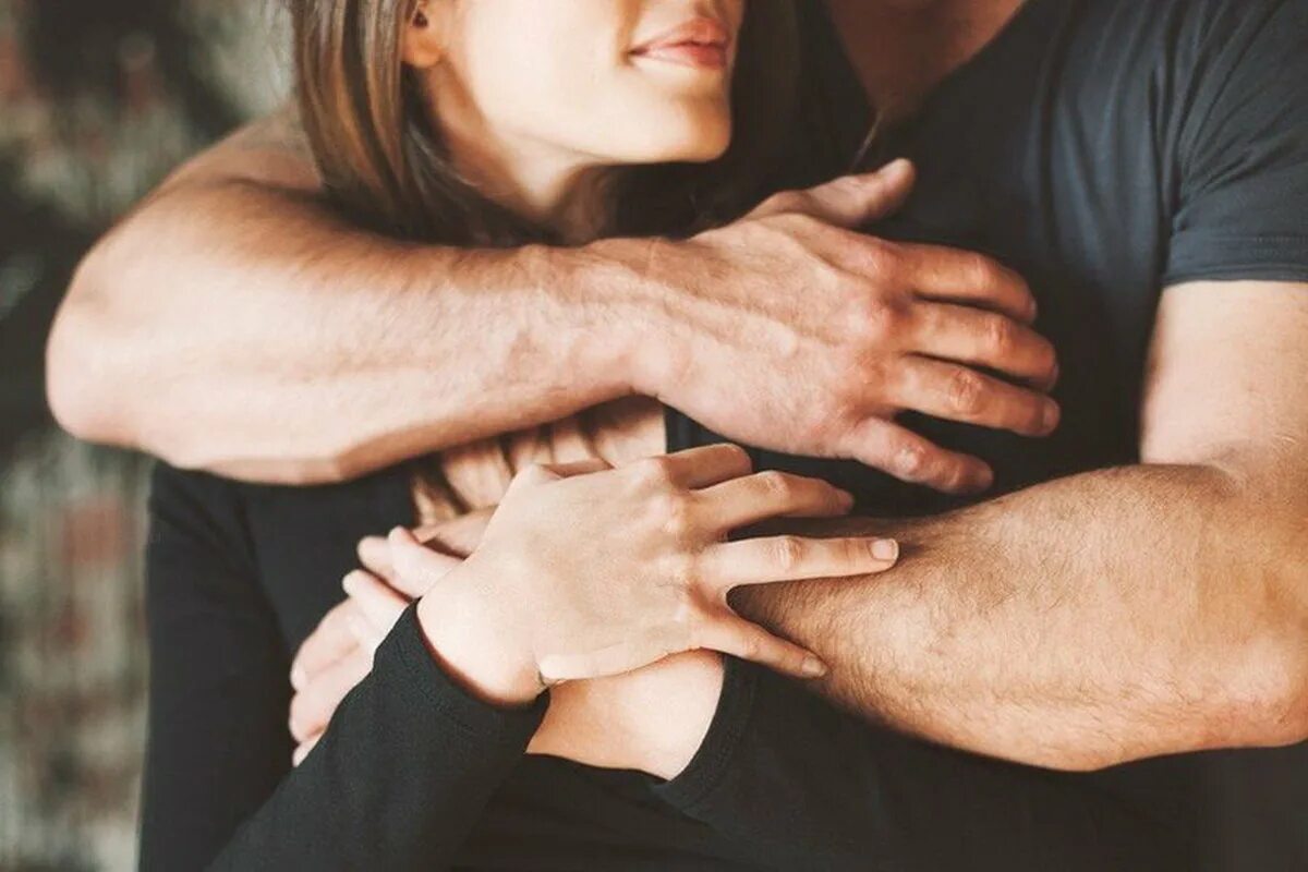 Муж сильно хочет жену. Мужские руки обнимают. Мужчина обнимает женщину. Крепкие мужские руки. Женщина в мужских руках.