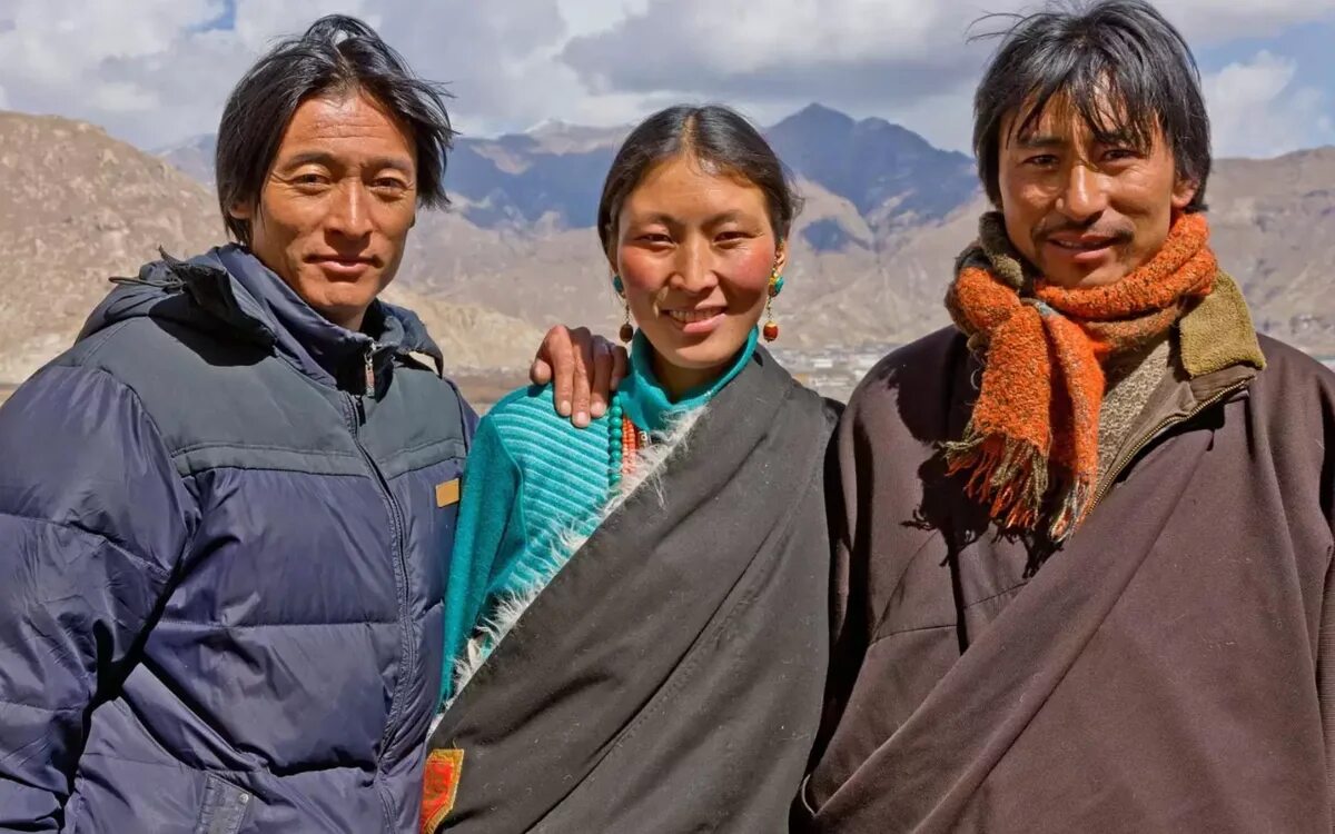 Многоженец коди браун. Женщина между двумя мужчинами. Мормонская семья многоженство. Человек имеющий несколько жен. Человек имеющий несколько жен.