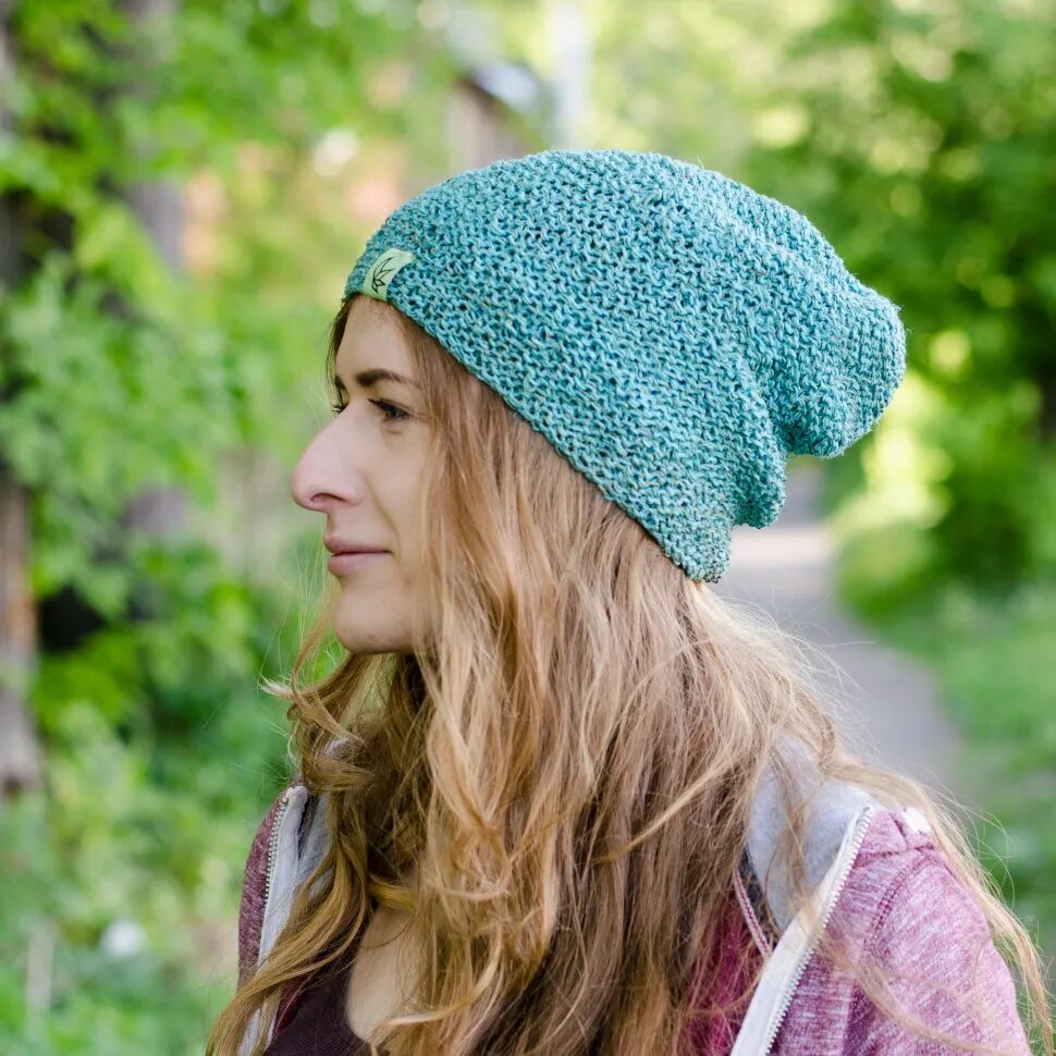 Носить шапку дома. Шапка бини стрит стайл 2021. Варианты ношения шапки. Модные вязаные шапки. Образы с белой шапкой бини.