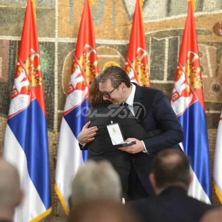 Поздравил ли вучич. Вучич и Шольц. Вучич и Депп. Джонни Депп медаль Сербия. Джонни Депп в Сербии 2022.