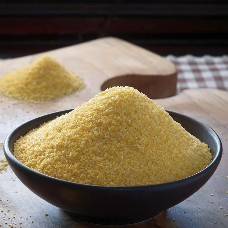 Polenta кукурузная каша. Кукурузная каша с манкой. Кукурузная мука манка. Каша кукурузная мука. Кукурузная каша с манкой.