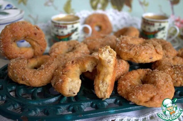 Калачики пресные. Калач сметанный. Калачи в духовке. Калачи на сметане. Каральки на сметане рецепт.