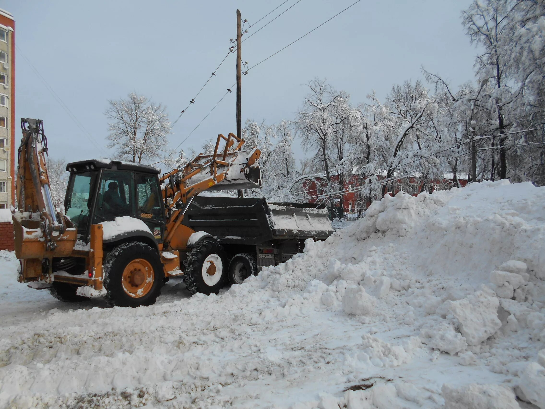 вывоз снега мкд. механизированная уборка снега. вывоз снега с территории предприятия. уборка снега самосвал и погрузчик. уборка и вывоз снега.