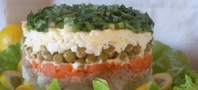 Салат с печенью говяжьей и солеными огурцами. Салат из куриной печени с горошком. Салат с печенкой и солеными огурцами. Салат из печени с горошком. Салат из куриной печени с зеленым горошком.