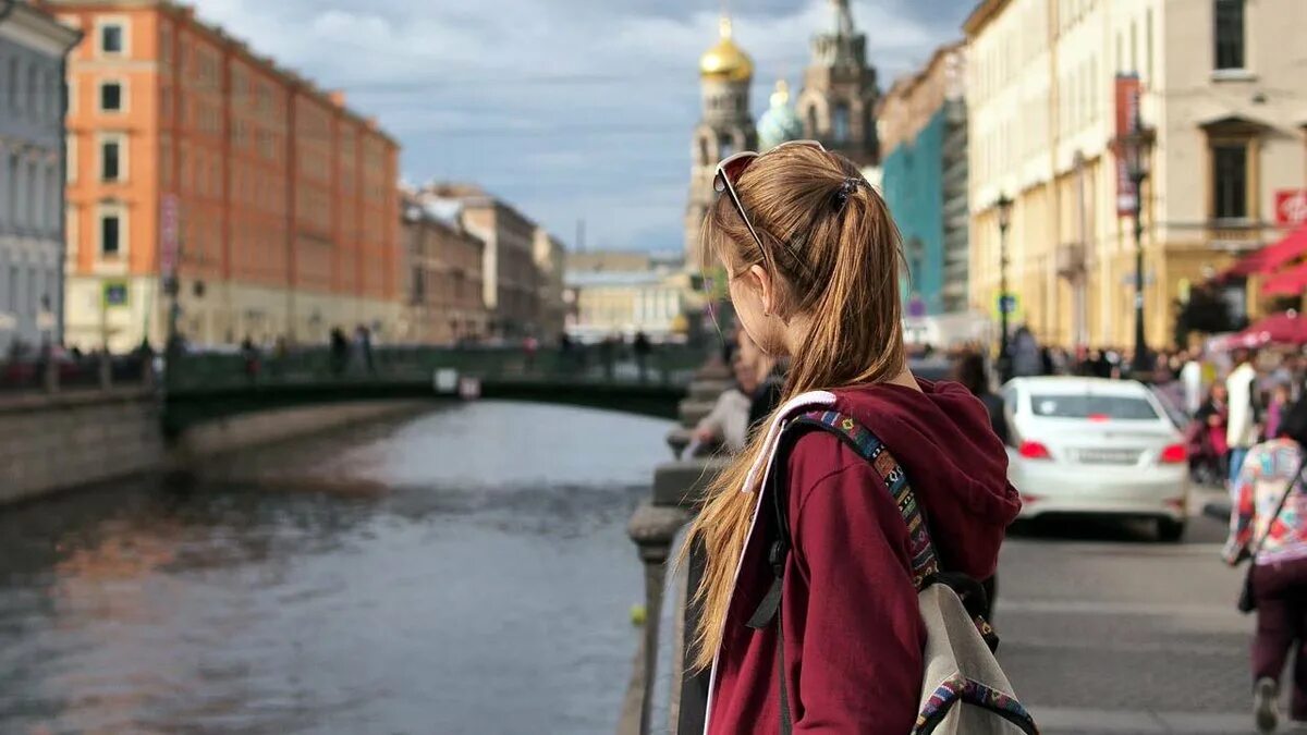 Санкт петербург девушка есть. Петербург люди. Петербург лето люди. Люди на улицах Питера. Санкт Петербург летом люди.