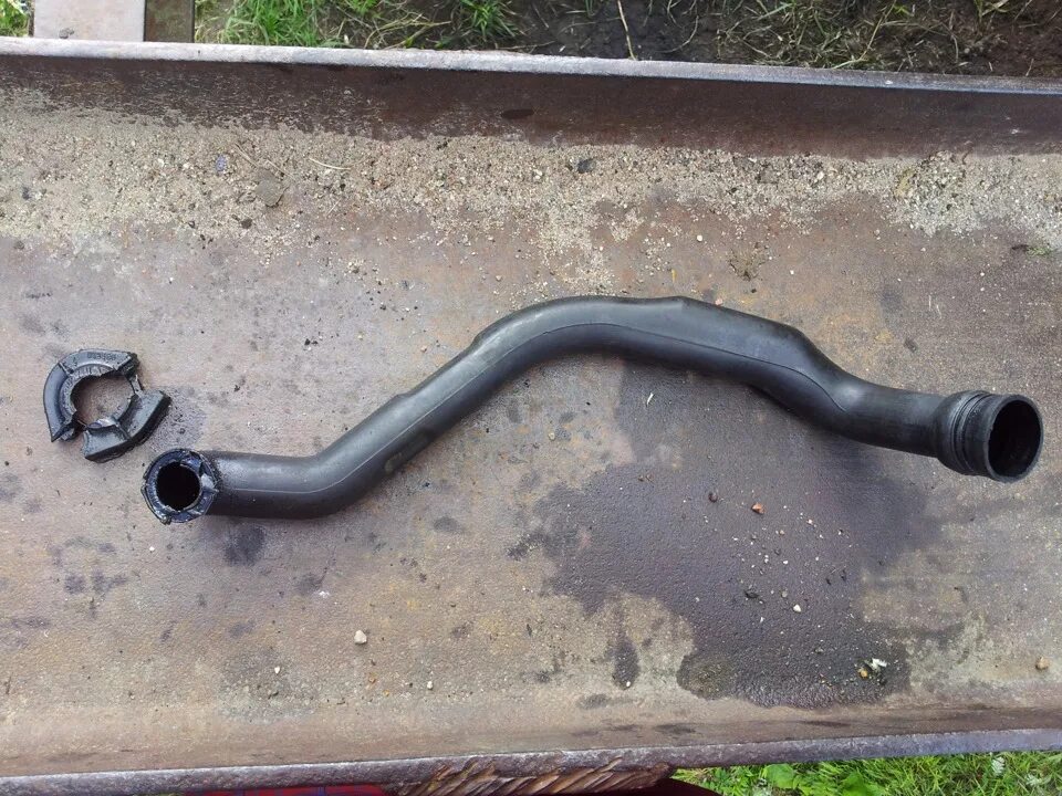 Горловина пассат б3. Крепление топливного бака пассат б3. Ремкомплект горловины бензобака пассат б3. Лючок бензобака! кронштейн заливной горловины 2110. Ремкомплект лючка бензобака пассат б3.