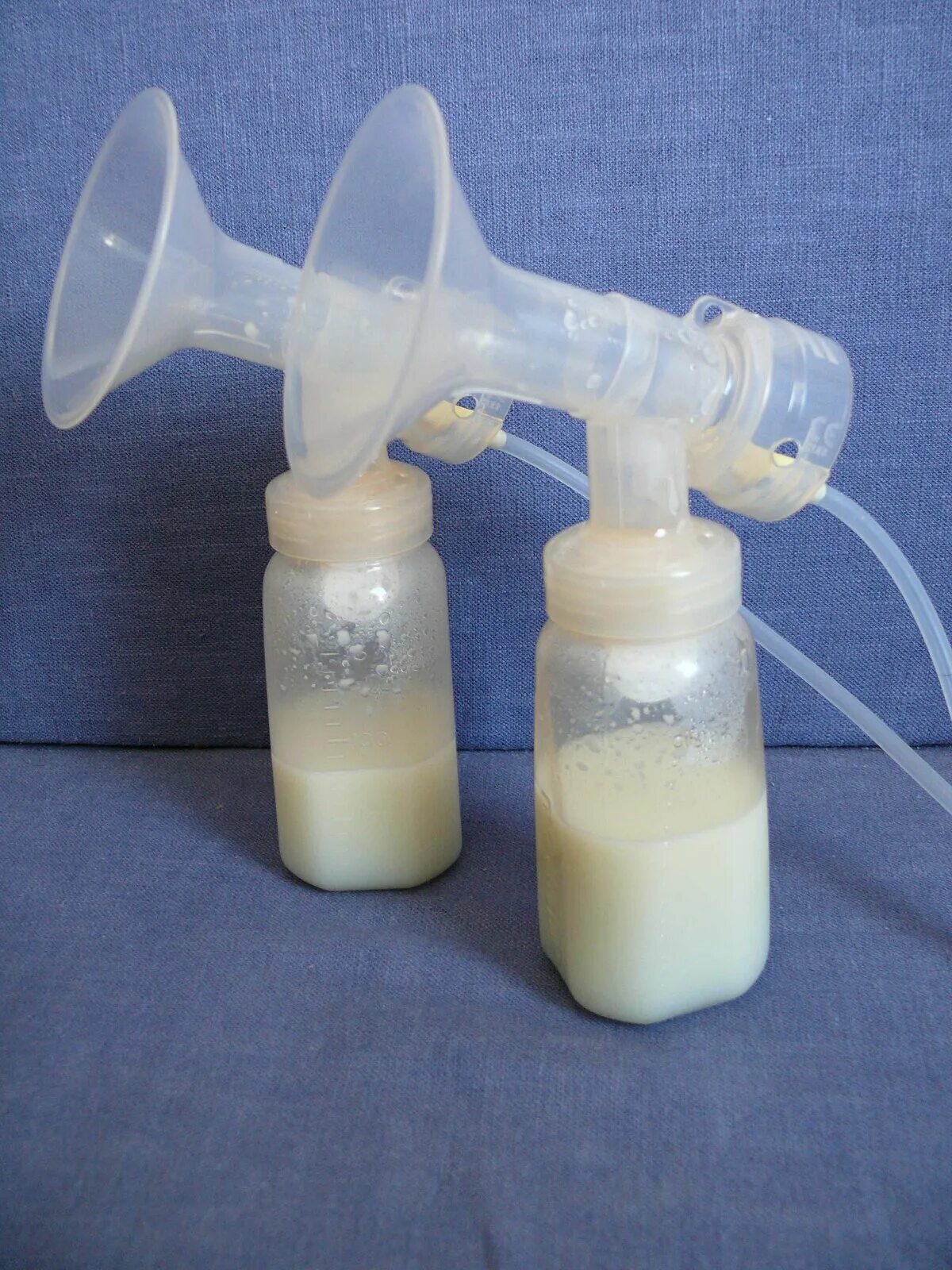 Грудное молоко. Сцеживание грудного молока. Сдаивание грудного молока. Бутылочка для сцеживания грудного молока.