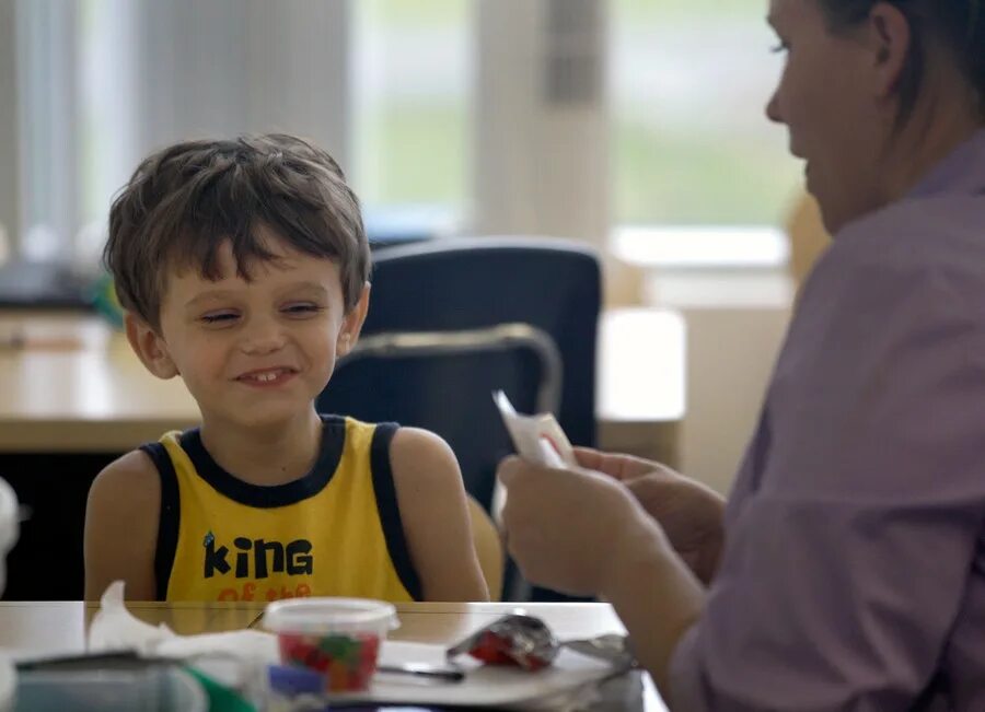 Дети с рас. Пит аутизм. Общение ребенка с родителями. Фото детей с аутизмом в 5 лет. Аутизм у детей.