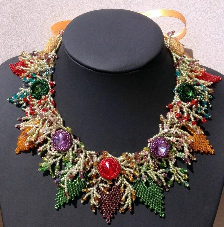 Бисерные украшения. Украшения из бисера. Бисерсерные украшения. Бусы из бисера. Бисер ожерелье.