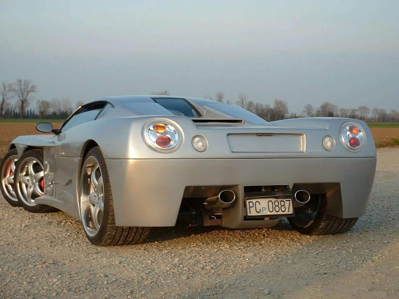 Зачем авто. 2004 Covini c6w. Машины Covini c6. Шестиколёсный суперкар. Covini c6w 6 Wheeled Supercar.