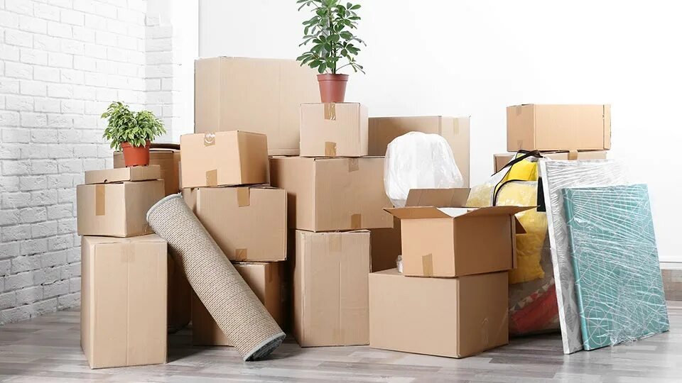 Move package. Упаковка вещей. Упаковка вещей для переезда. Коробки для упаковки вещей. Коробки в доме.