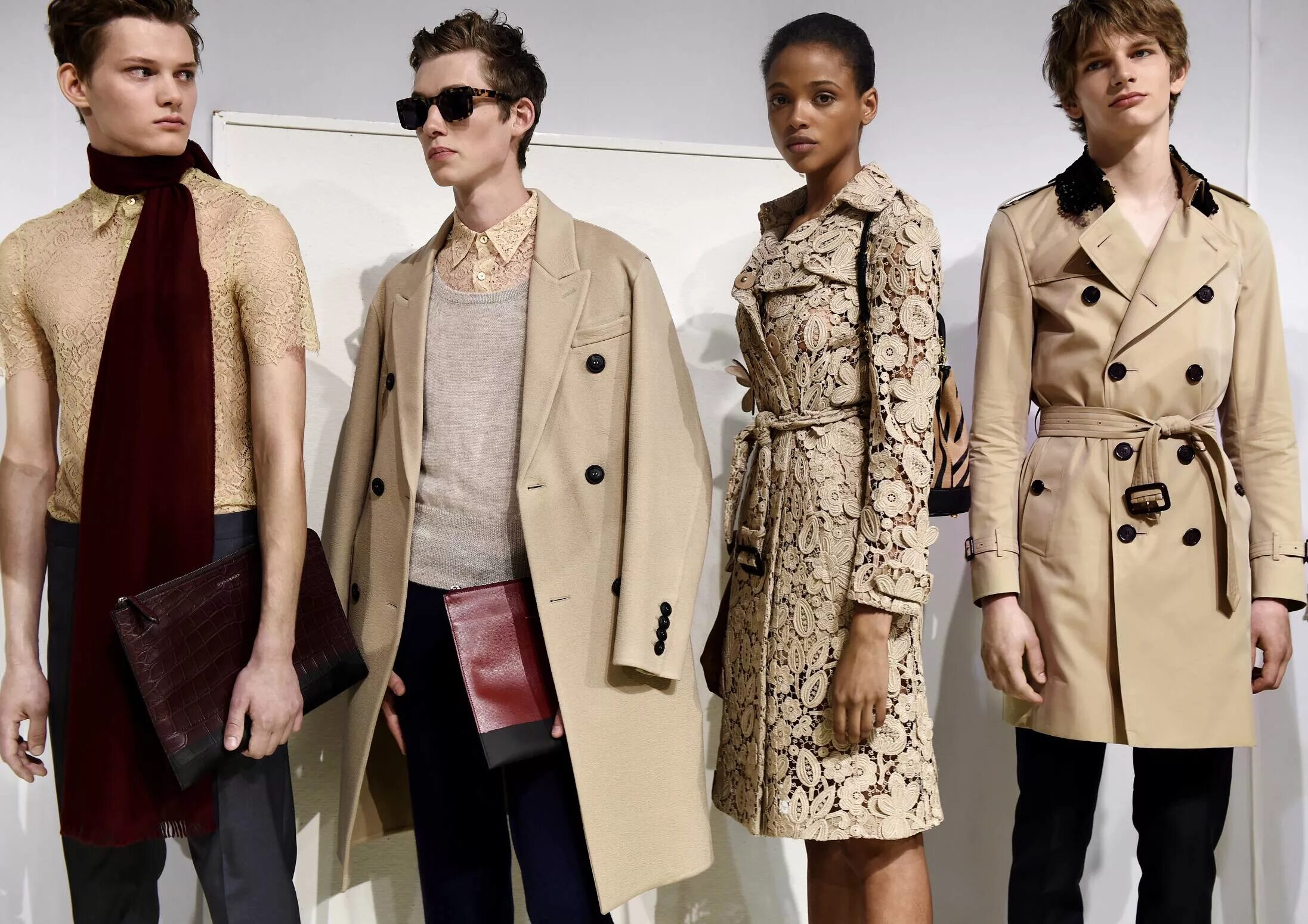 Последние модные одежды. Burberry men coat коллекция 2017. burberry лето 2025. burberry бренд одежды. burberry показ 2016.