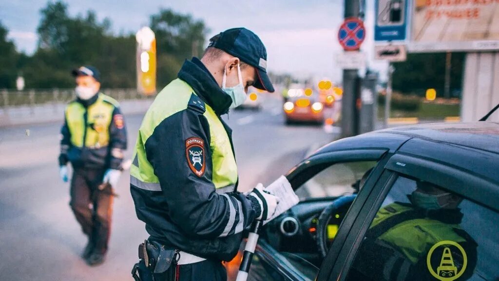 Гибдд изменение пдд. Рейд ГИБДД нетрезвый водитель. Сотрудник ГИБДД. Гаишник штрафует. ДПС выписывает штраф.