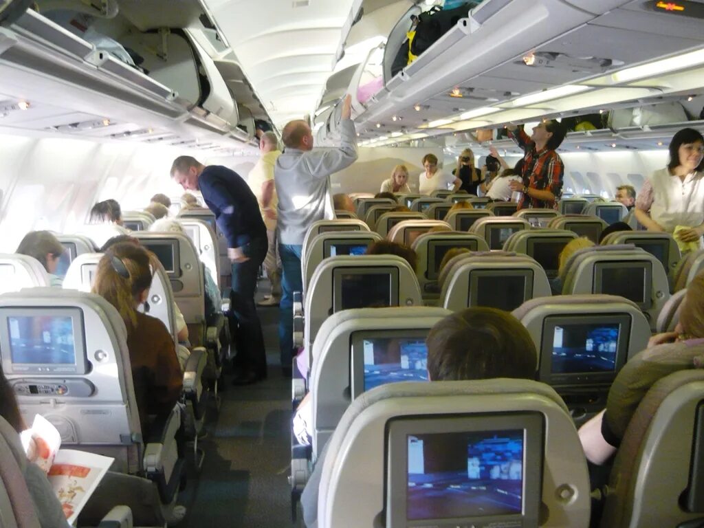 Перелет эмирейтс. Самолеты эмирейтс москва дубай. самолёт airbus a340 emirates. москва дубай emirates airlines. самолеты эмирейтс внутри эконом.