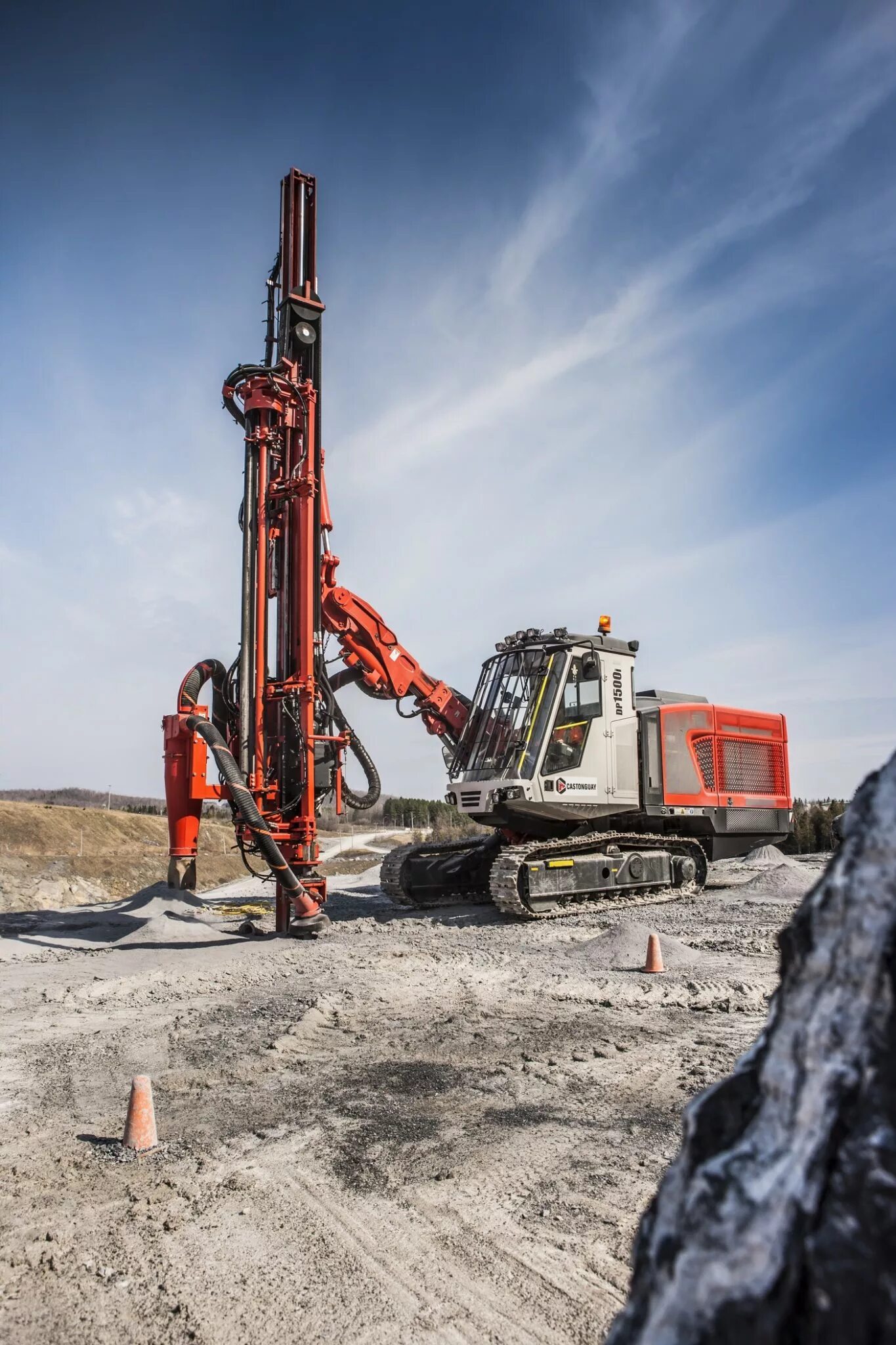 Буровые оборудования скважин. Буровая техника Sandvik. Буровой станок Sandvik. Бур станок Sandvik. Sandvik dp1500i.