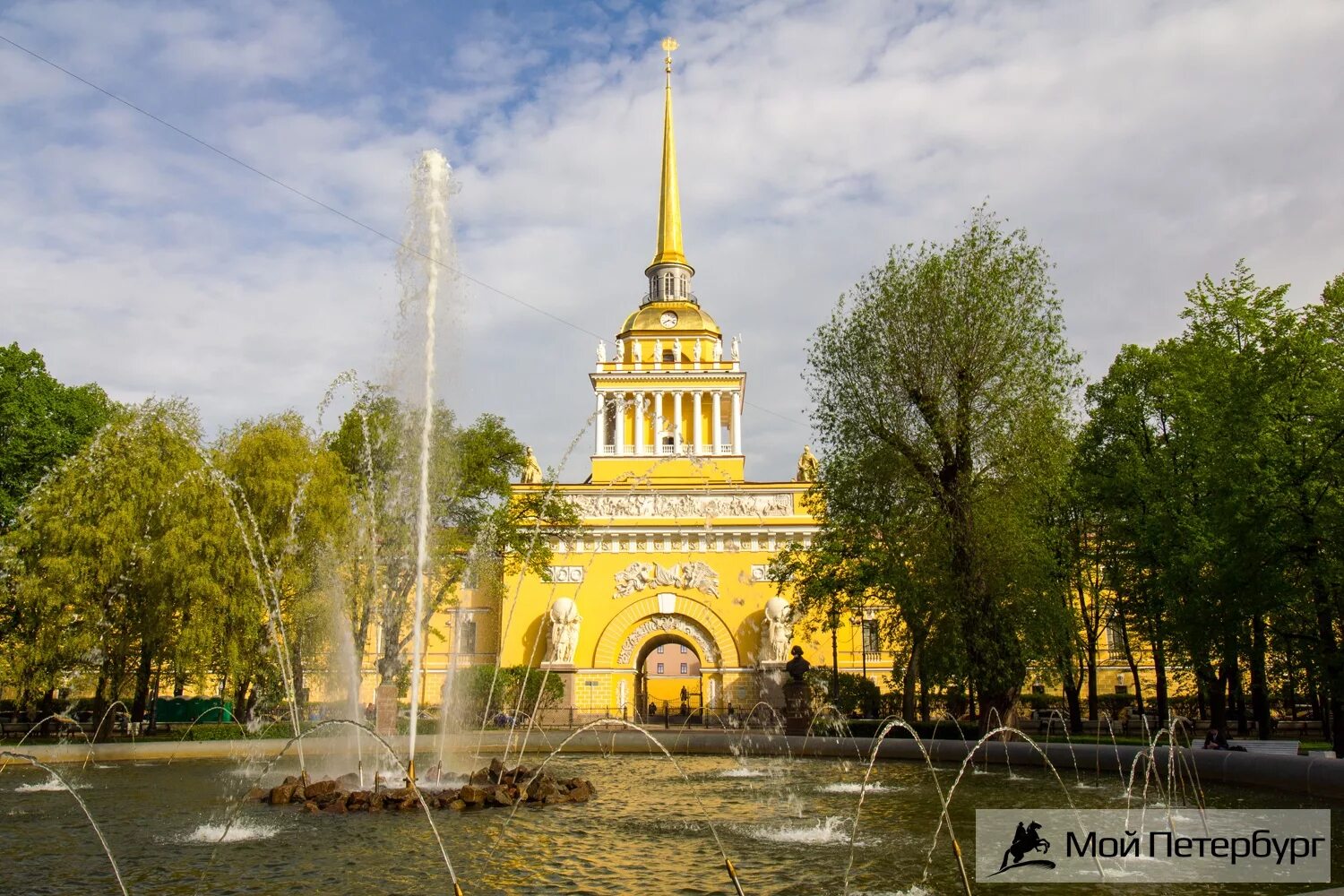 Адмиралтейство в санкт-петербурге с невы. Адмиралтейская вода. Дворцовая набережная адмиралтейство. У адмиралтейства набережная в санкт-петербурге. Адмиралтейская вода.