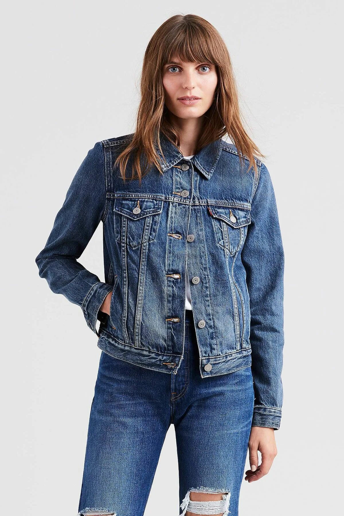 Джинсовые куртки женские купить в интернет. Куртка Levis Trucker. Джинсовая куртка Trucker Levi's. Джинсовая куртка левайс женская. Куртка джинсовая Левис женская Originals Trucker.