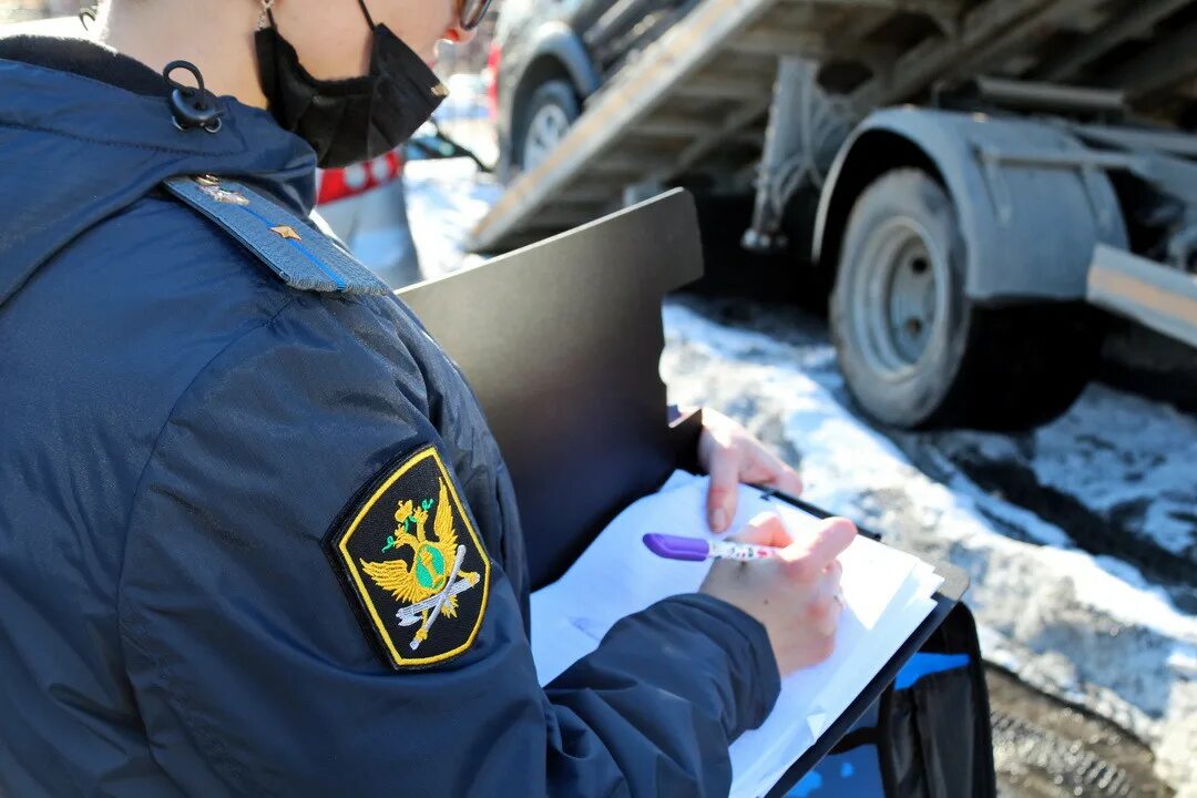 Наложен арест автомобиля судом. Арест автомобиля. Арестованные машины судебными приставами. Судебные приставы арест авто. Приставы машина изъятие.