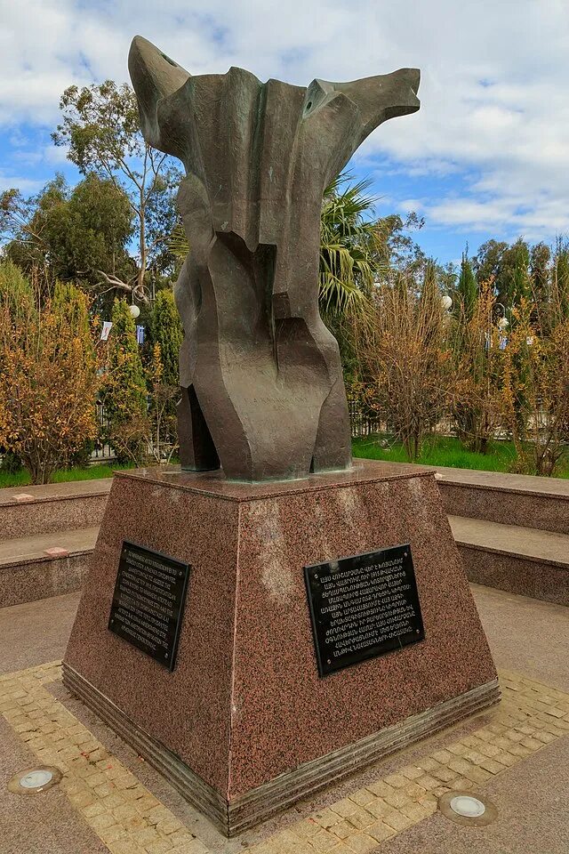 Мемориалы геноцида. Мемориал геноцида армян. Мемориал в Армении. Памятник геноциду в Армении. Armenian Genocide Memorial Ларнака.