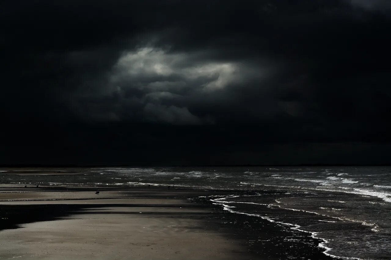 В темное время суток и в пасмурную. Мрачное море. Темное море. Мрачный пляж. Страшное море.