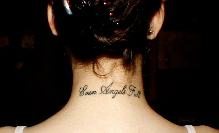 Маленькие тату на шее. Тату надпись на шее для девушек. Тату на шее для девушек. Татушки на шею для девушек. Тату на шее для девушек.