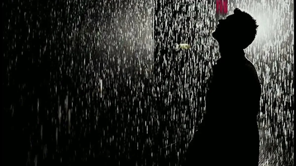 Я пою под дождем. Грустный парень под дождем. Грустный мальчик под дождем. Парень грустит под дождём. Самый грустный парень под дождём.