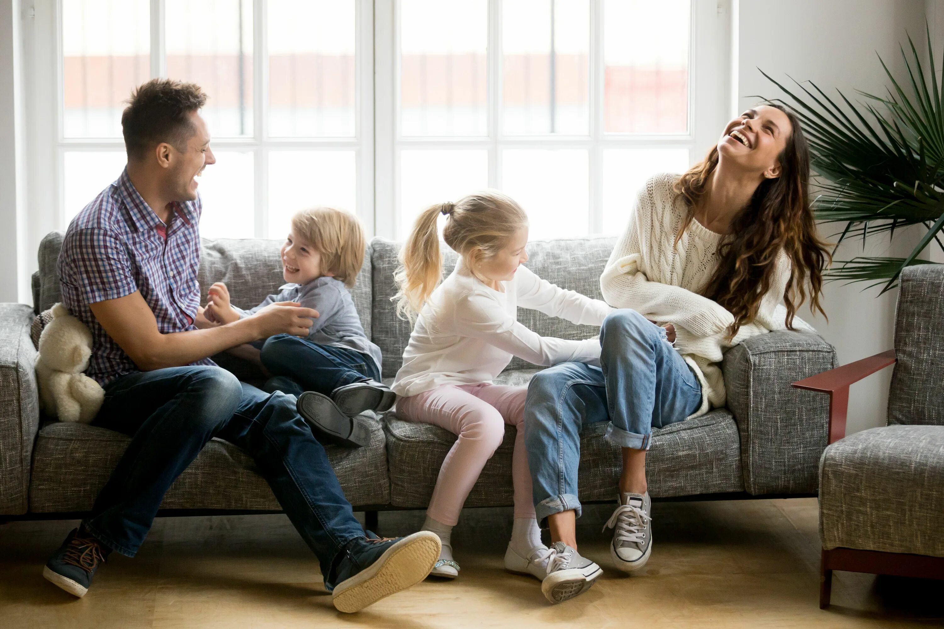 We are good family. Ребенок в семье. Родители и дети. Хорошие взаимоотношения в семье. Отношения родителей и детей.