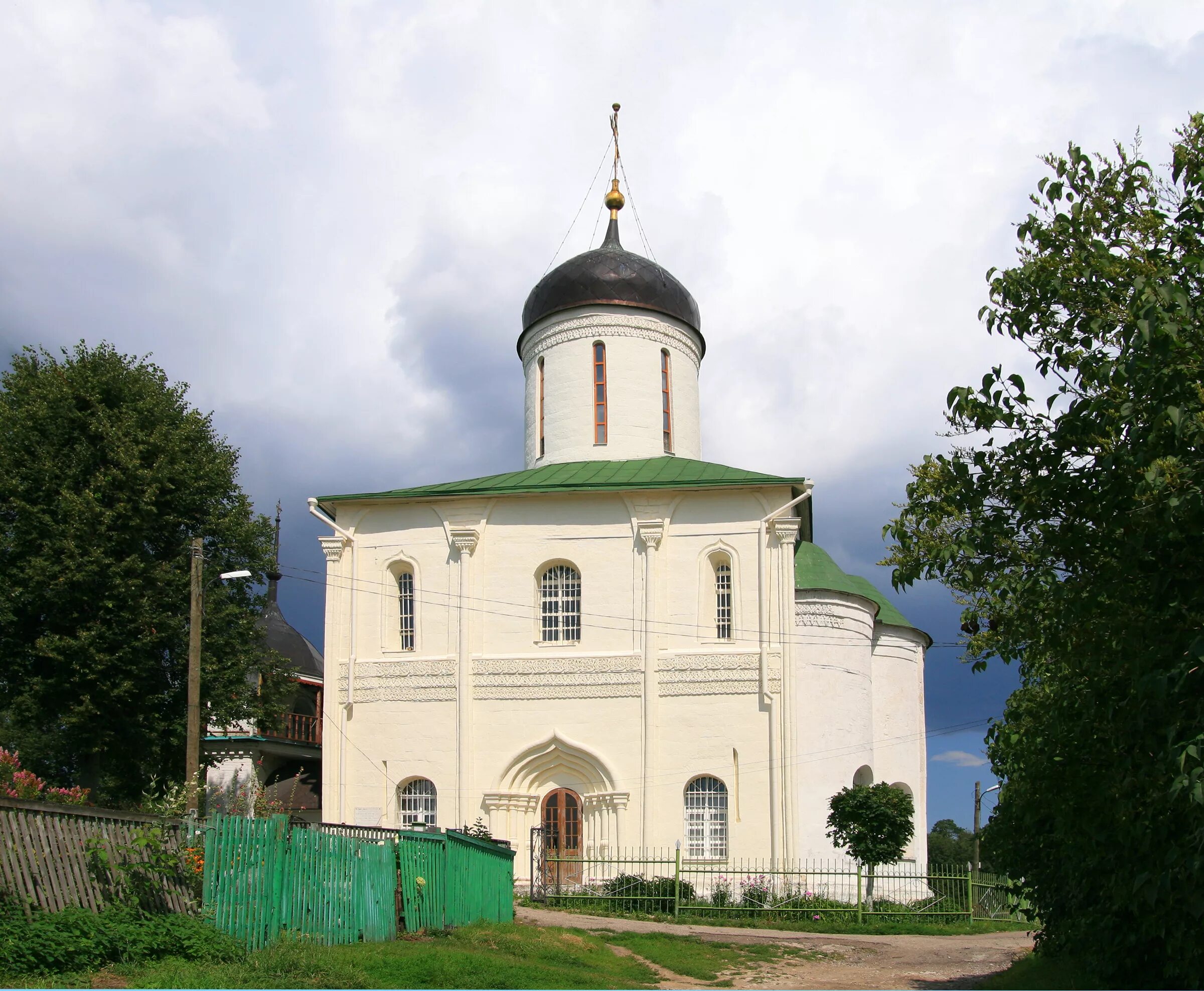 Храм успения на городке в звенигороде. Успенский собор на городке в звенигороде. успенский собор в звенигороде 1400. храм успения пресвятой богородицы звенигород.