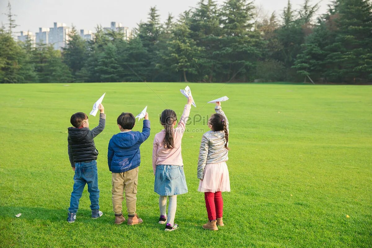 Children Play on the grass. Parents and children on the grass. The children were playing on the grass. Игра русская самолетик когда ребенка крутят за руки вокруг взрослого. Playing paper