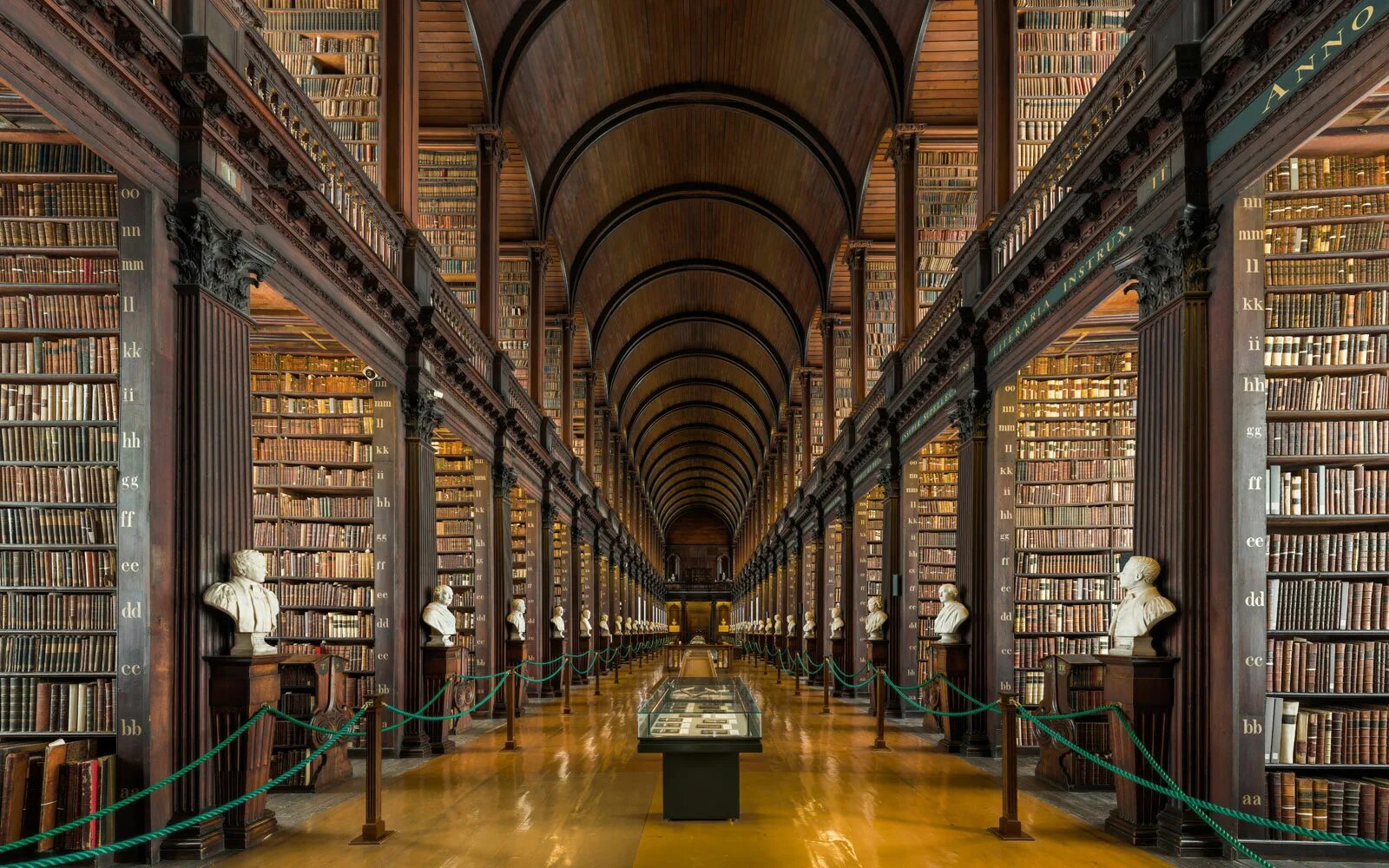 Легендарные библиотеки. Библиотека Тринити-колледжа, Ирландия. Тринити колледж Дублин. Дублинский Тринити-колледж библиотека. Тринити колледж Дублин внутри.