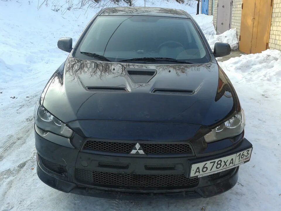 Эво капот. Эво капот на Лансер 10. Лансер 10 черный капот. T65 Lancer x с черным капотом ево. Капот из стеклопластика Эво на Mitsubishi Lancer x.