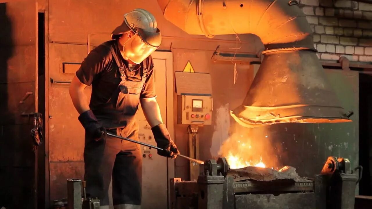 Пек цех. Литейщик плавильщик. литейный завод стандарт набережные челны. плавильщик сталевар литейщик. литейный цех 1860е.