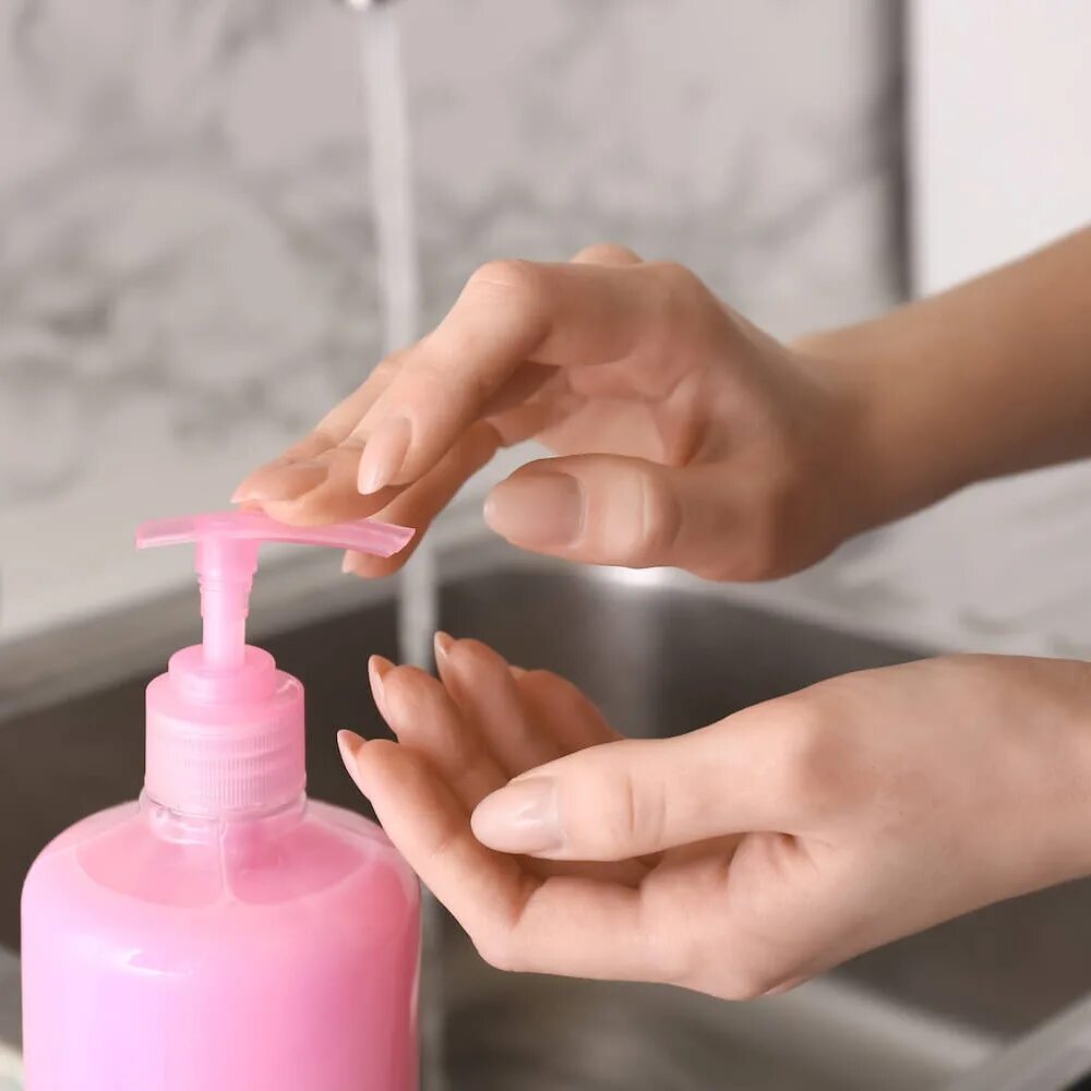 Можно мыть машину жидким мылом. Мыло для рук. Женская рука с жидким мылом. Жидкое мыло для рук. Мыть руки жидким мылом.