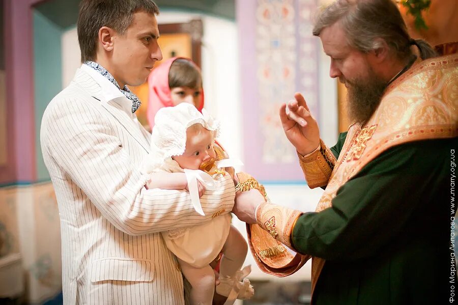 Крестик в детской ладошке. Детский крестик. Можно ли крестить крестик. Золотые крестики для крестин. Крестины младенца.