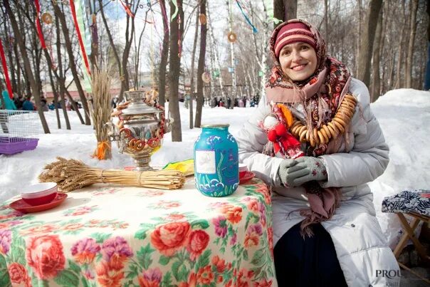 Девушка с блинами. Золовкины посиделки на масленицу. Золовкины посиделки на масленицу. Олеси евстигнеевой масленица. Композиция из масленичных кукол.