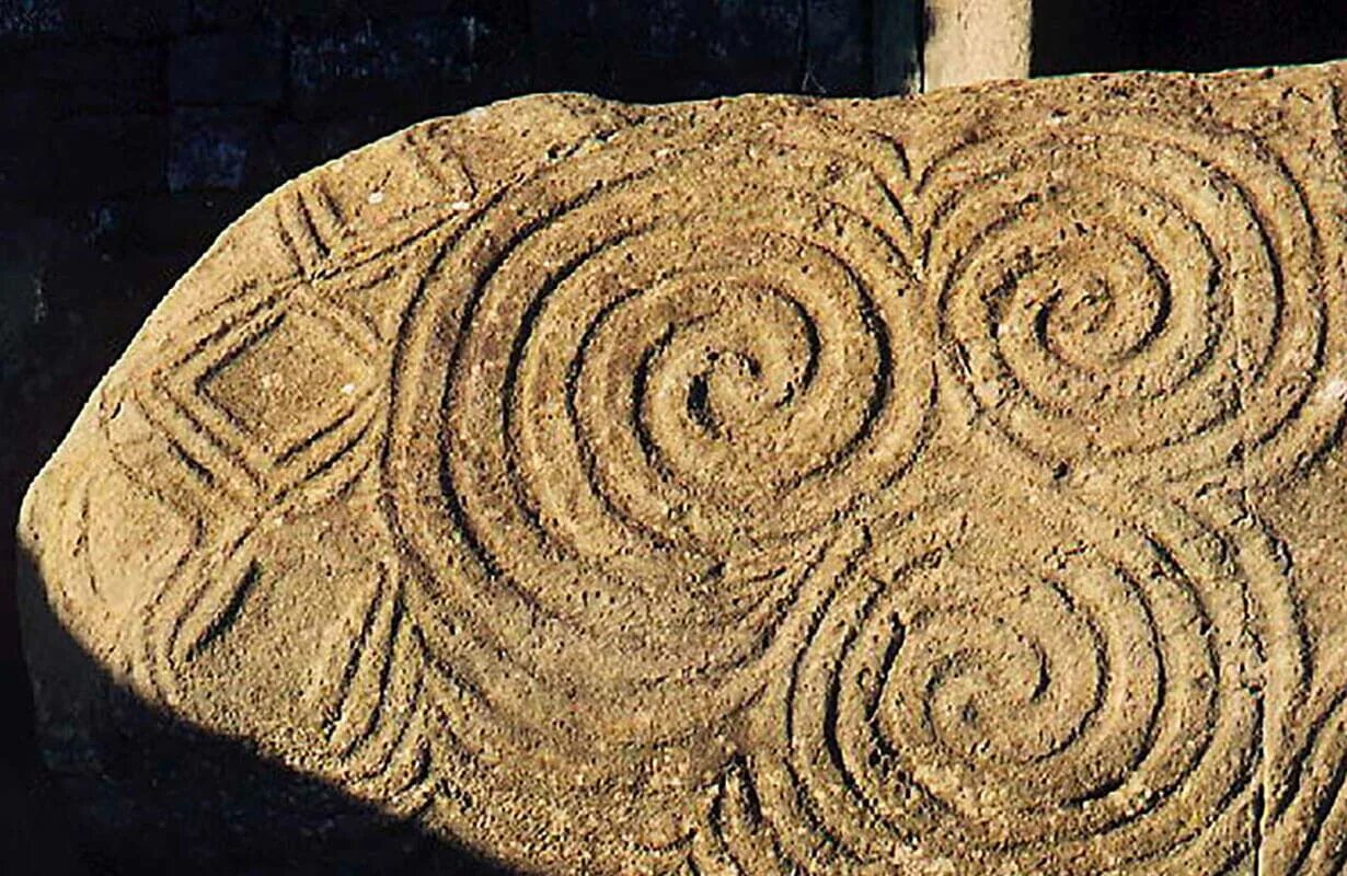Первобытный знак. Ньюгрейндж Ирландия спираль. Ньюгрейндж трискель. Ньюгрейндж Ирландия тройная спираль. Первобытное искусство Неолит орнамент.