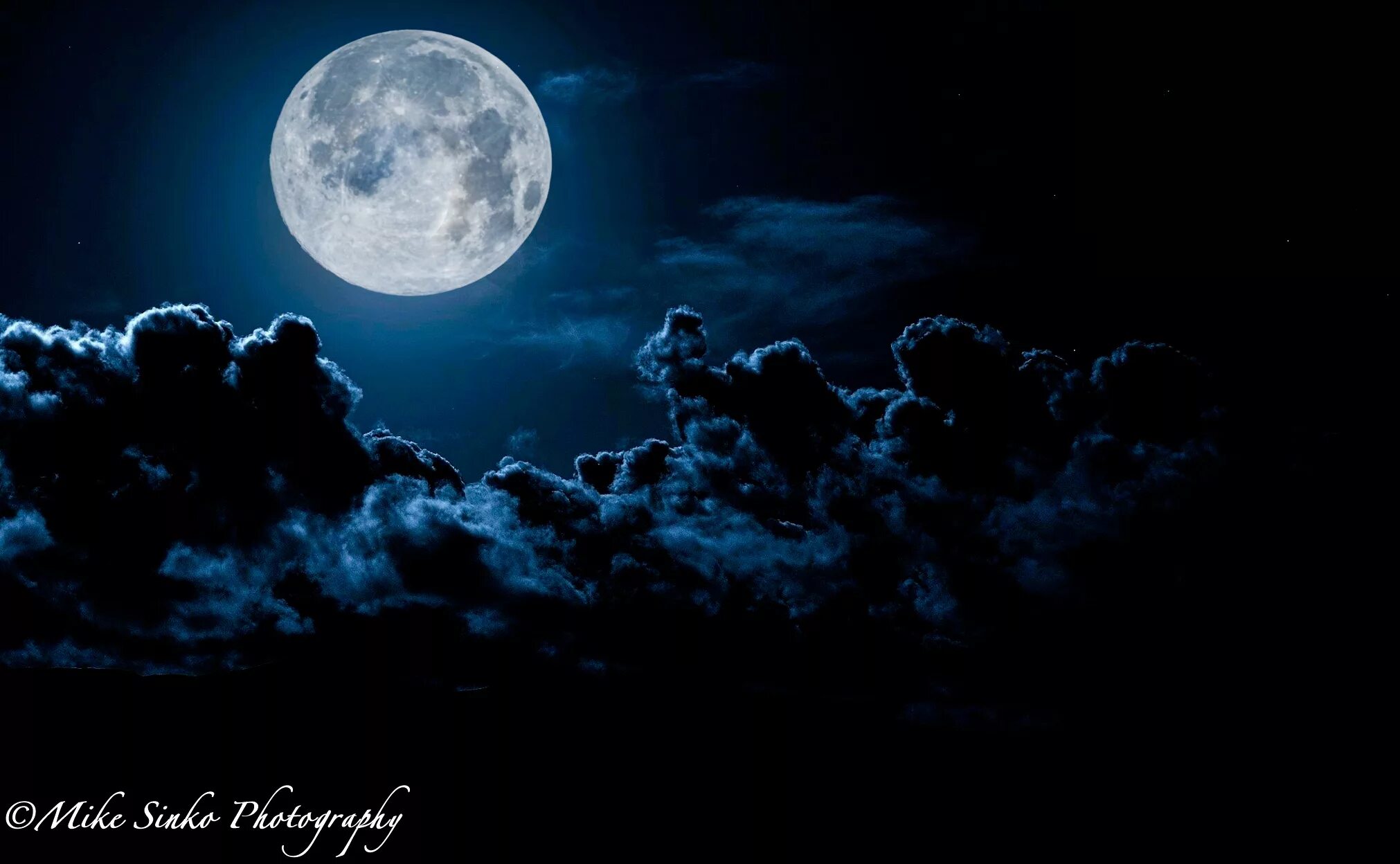 Sim moonlit black. Лунный кровавый желтый камень в симс 3. Луна на темном фоне. Sim moonlit black. Луна.