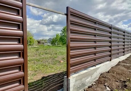 Горизонтальный забор из металлического штакетника