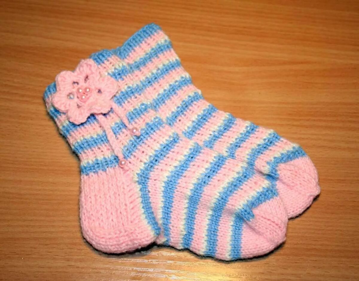 Носочках ребенок связать. Вязаные носки. Вязание детских носочков. Вязаные носки для детей. Вязаные носки для новорожденных.