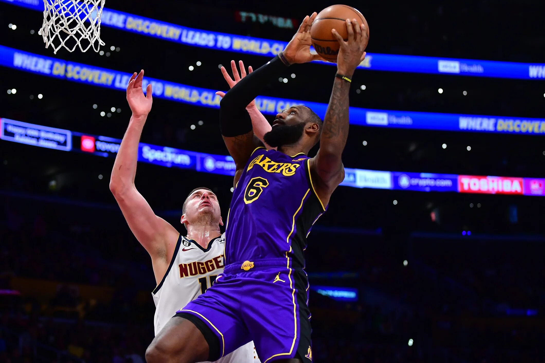 Lakers vs nuggets. Баскетбол игроки. Баскетбол в америке. 8 лейкерс. Чемпионы нба 2018.