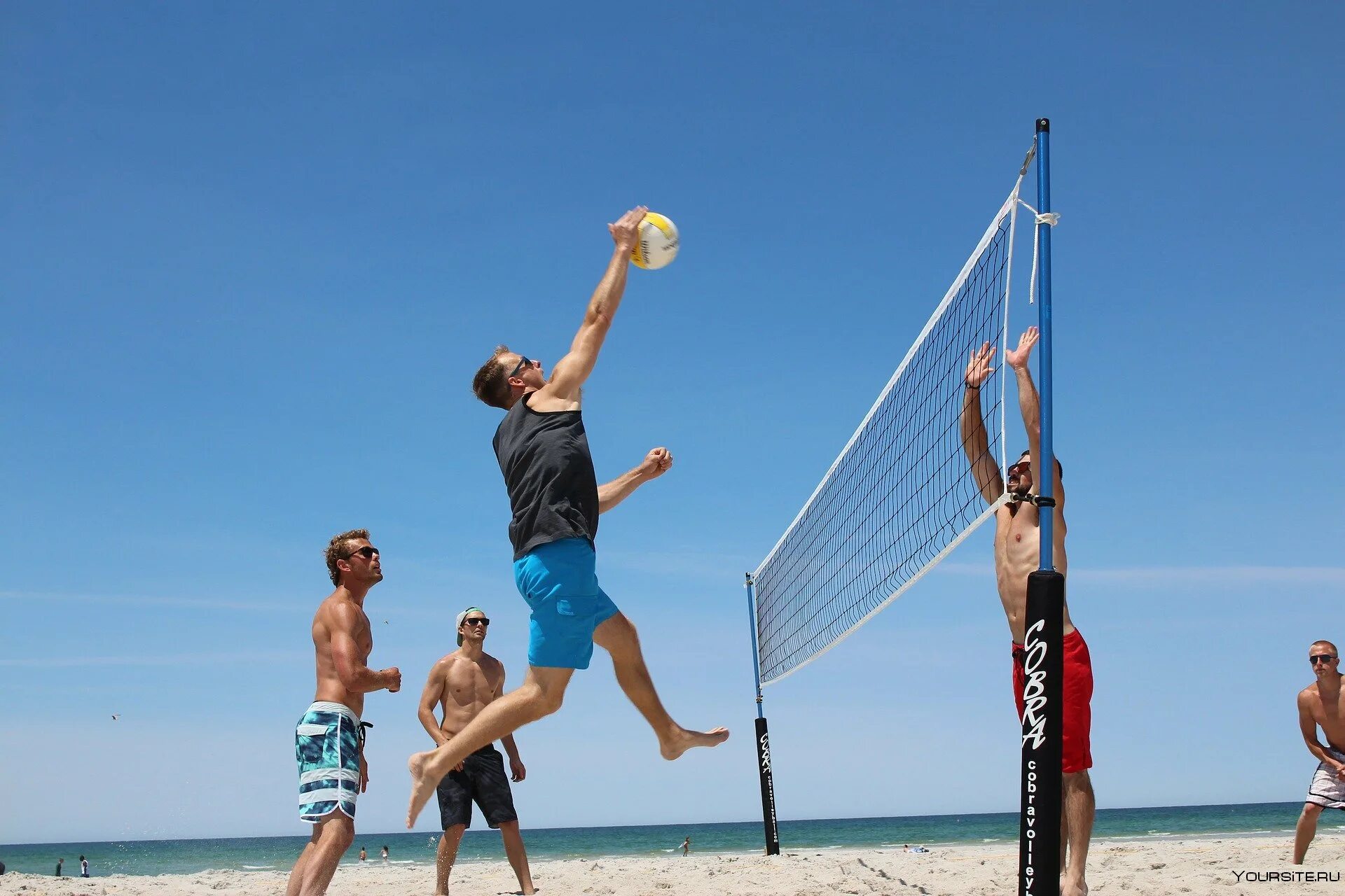 Пляжный волейбол. Волейбол на пляже. Летние развлечения. Пляжные развлечения.