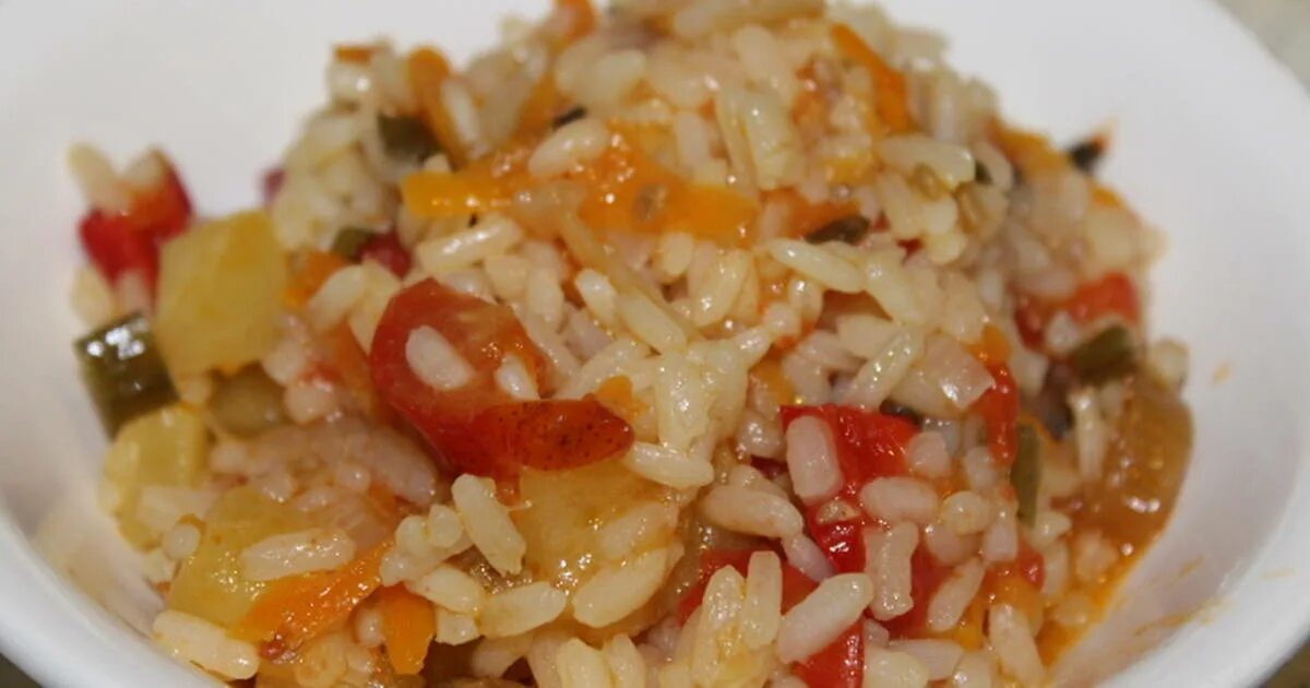 Рецепт рис помидор морковь лук. Рис с овощами. Рис с тушеными овощами. Рис с помидорами. Рис с болгарским перцем.