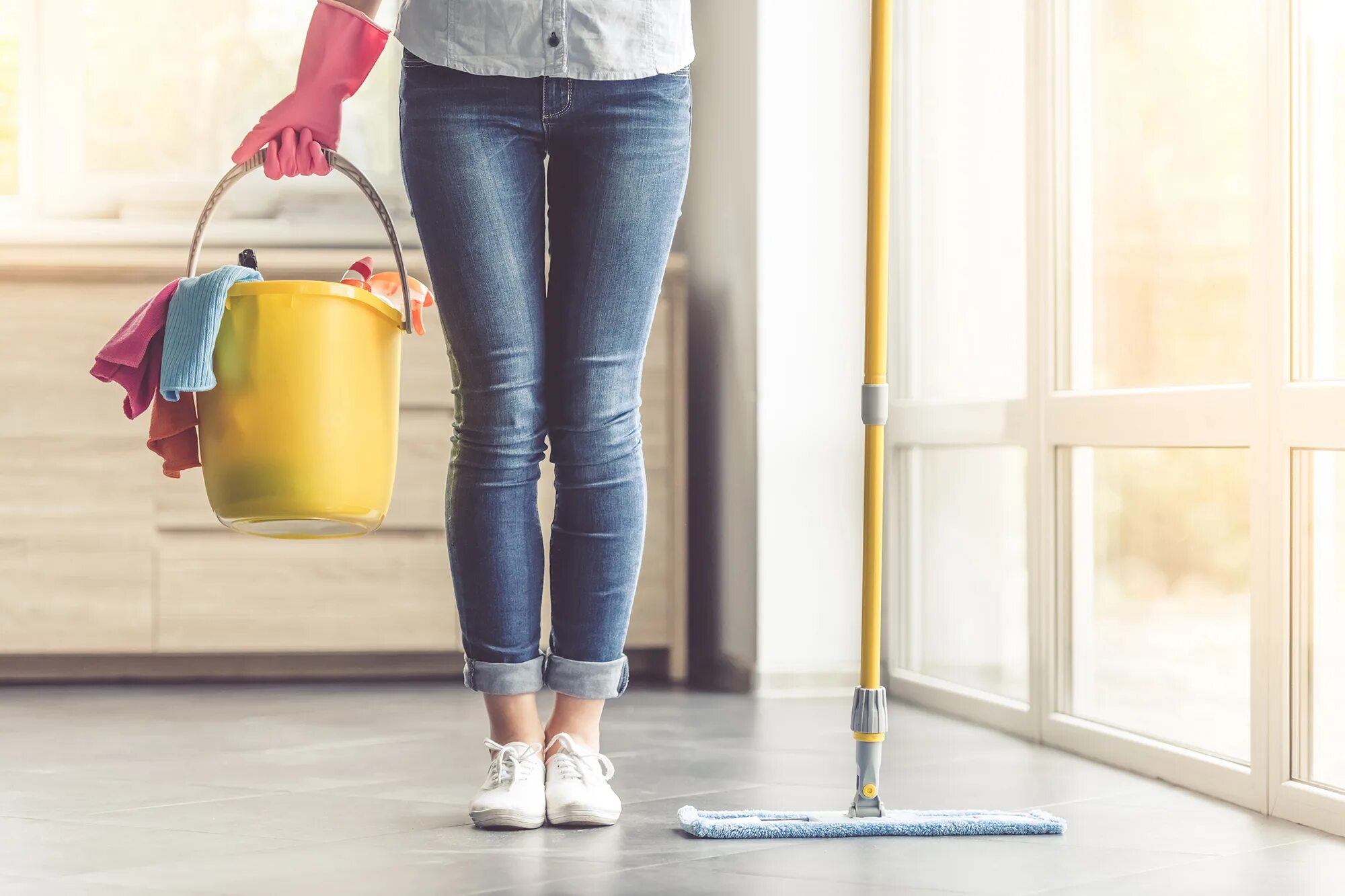 Woman cleaning. Девушка убирается в квартире. Мытье полов. Уборка квартир. Идеально чистый дом.