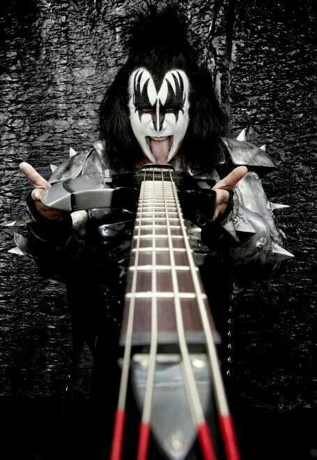 Гитара сатаны. Джин симмонс kiss. джин симмонс kiss арт. пол стэнли и джин симмонс art. джин симмонс гитара.